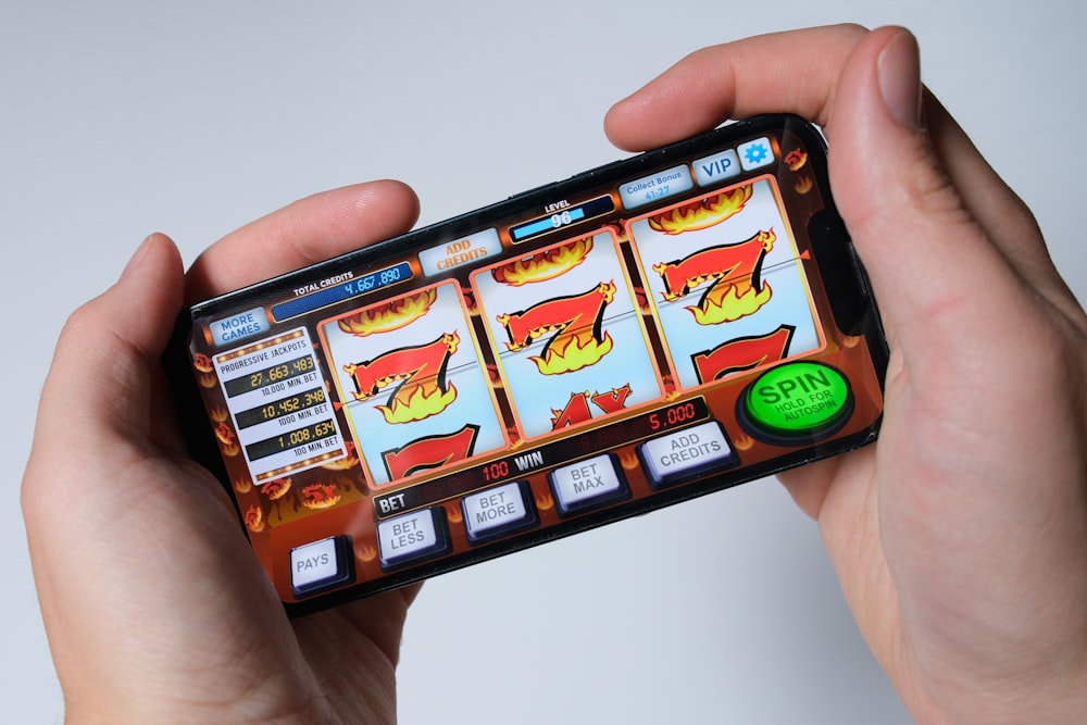 Pengguna menikmati permainan dari ponsel, pengalaman mobile Oyo4d