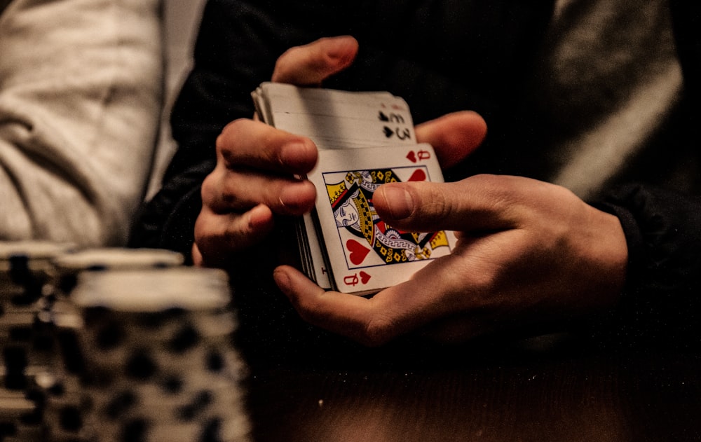 Kartu raja sekop tersusun di atas meja poker