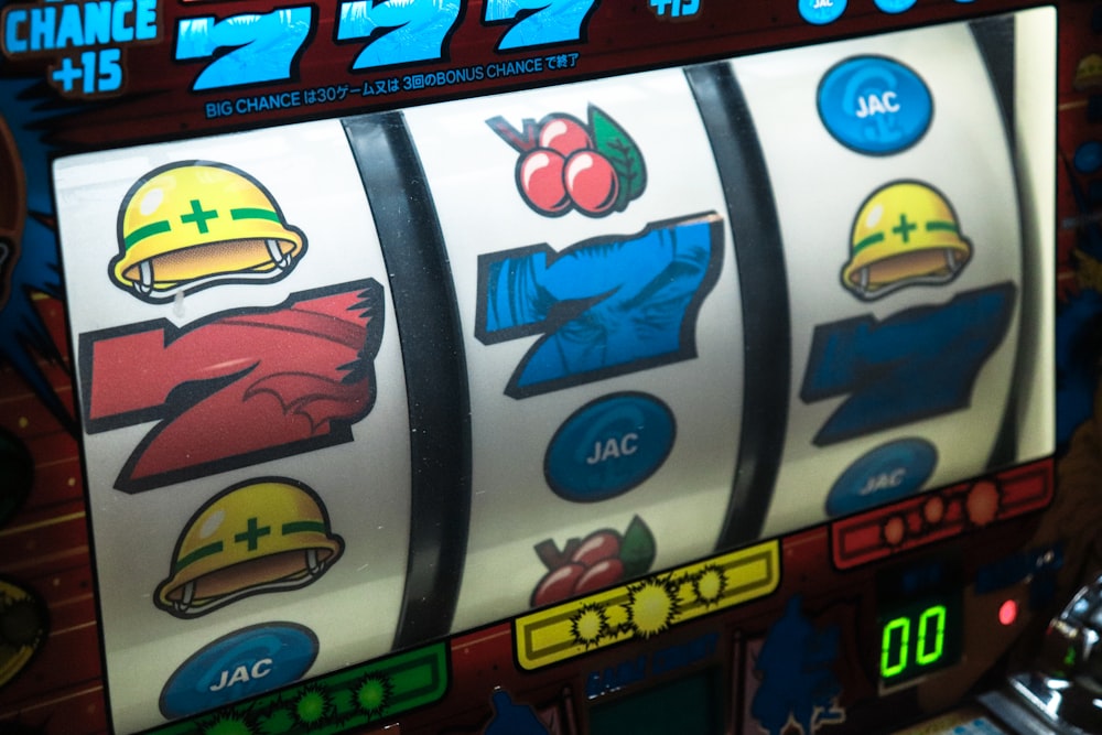 Layar mesin slot menampilkan simbol tujuh sebagai simbol klasik permainan