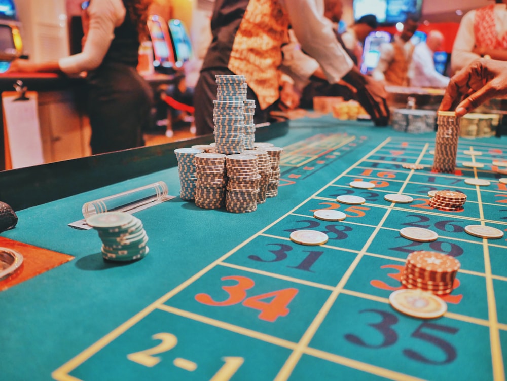 Barisan mesin slot modern dengan lampar warna-warni di kasino